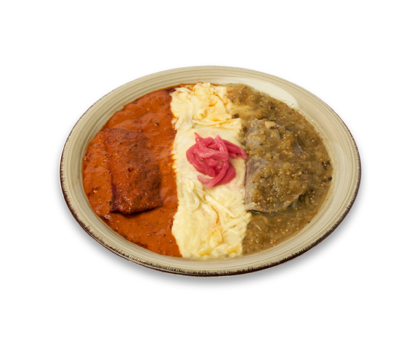 Enchiladas mexicanas con salsa roja, queso y salsa verde