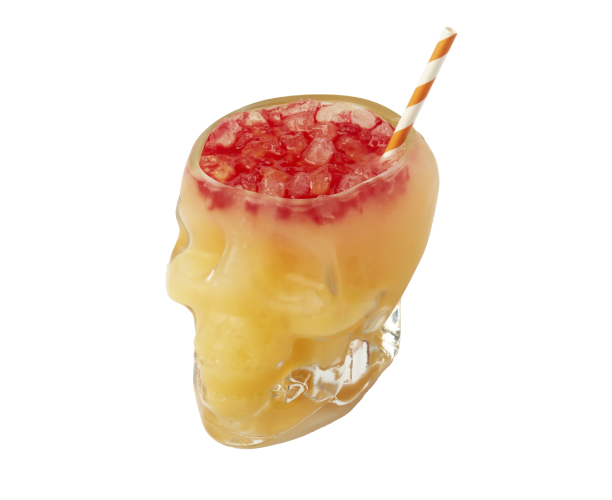 Cóctel servido en vaso de calavera con hielo