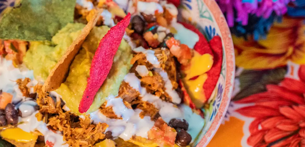 Bowl de nachos de Takool con guacamole y frijoles