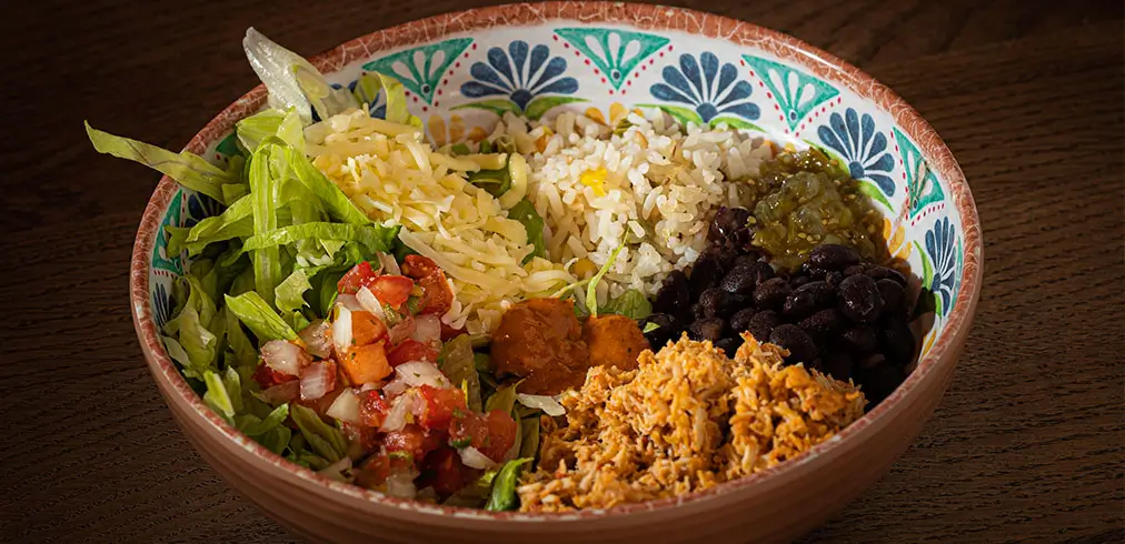 bowl burrito de Takool con arroz, frijoles, pollo