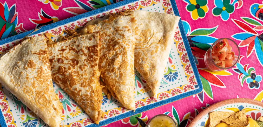 4 quesadillas en un plato cuadrado, con pico de gallo