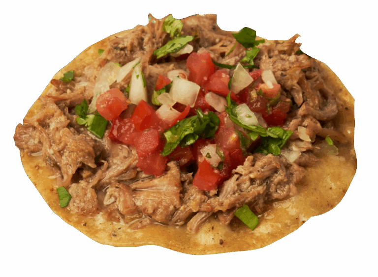 Taco de carne con cebolla, tomate picado y cilantro