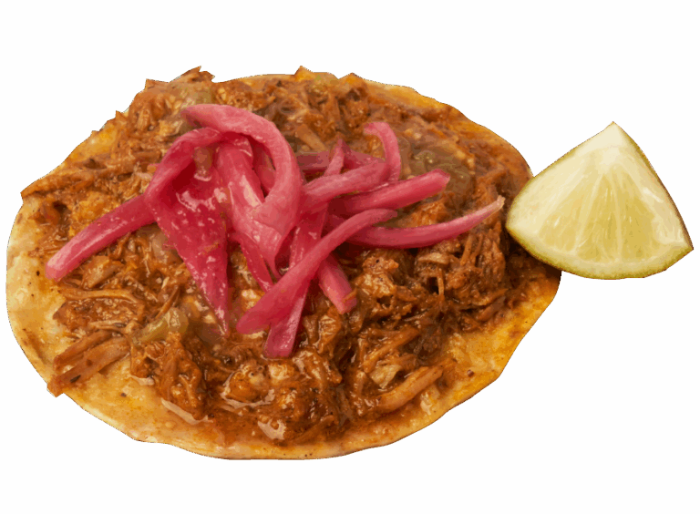 Taco de cochinita pibil, con cebolla encurtida